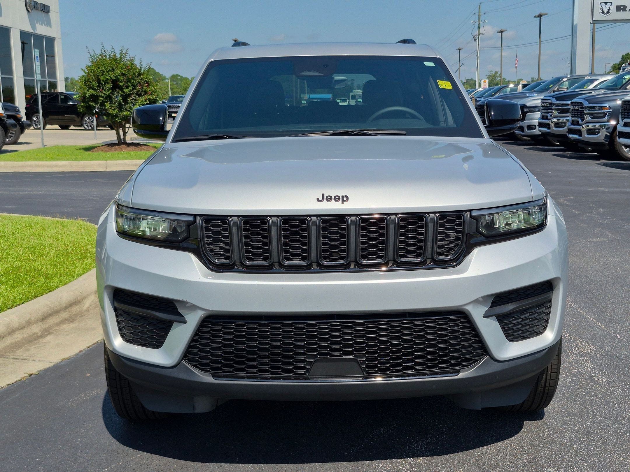 Used 2025 Jeep Grand Cherokee Altitude AWD/4WD image 2