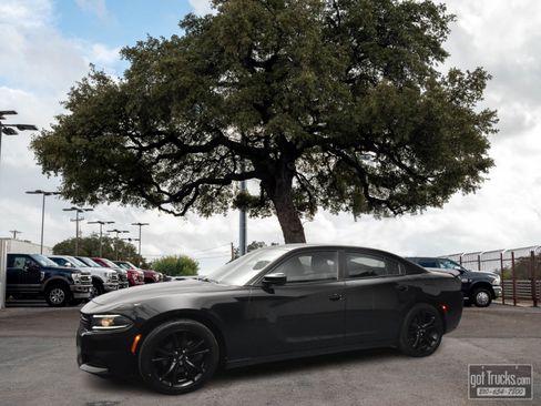 Used 2018 Dodge Charger SXT w/ Blacktop Package RWD image 1