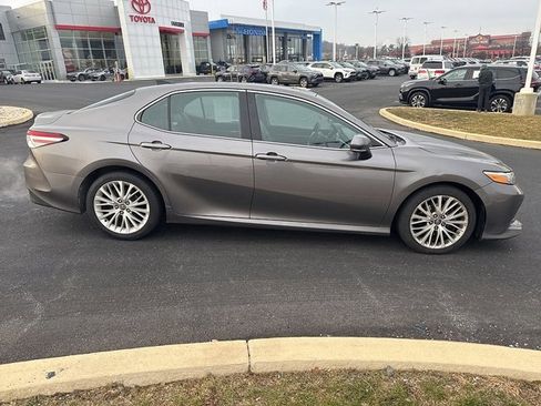 Used 2018 Toyota Camry XLE image 8