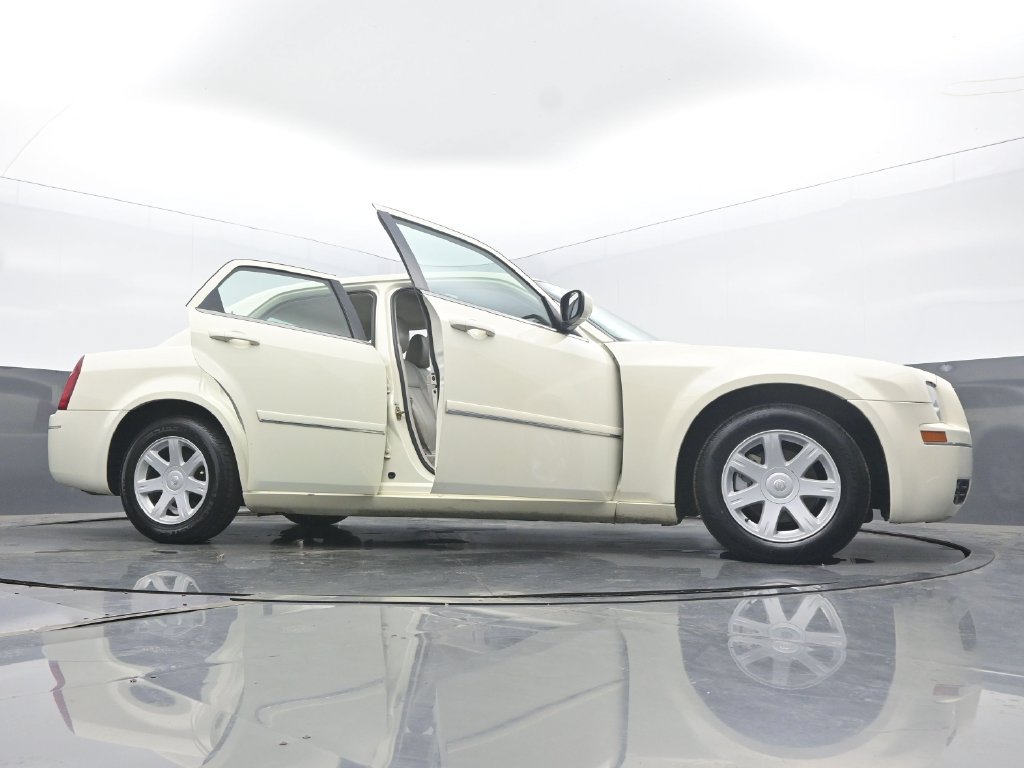Used 2005 Chrysler 300 Touring w/ Sound Group RWD image 55
