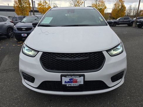 Used 2024 Chrysler Pacifica Premium image 9