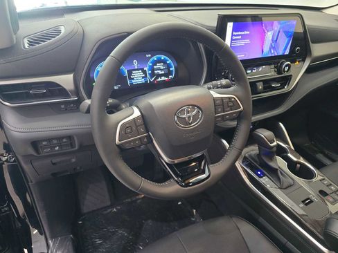 Certified 2026 Toyota Highlander Limited AWD/4WD image 2