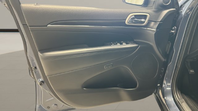 Used 2020 Jeep Grand Cherokee Limited AWD/4WD image 9