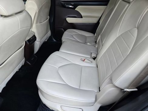 Certified 2020 Toyota Highlander XLE AWD/4WD image 15