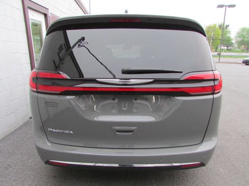 Used 2025 Chrysler Pacifica Select FWD image 3
