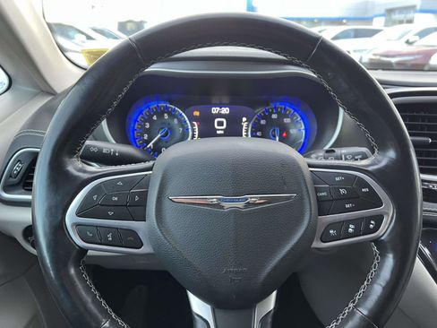 Used 2021 Chrysler Pacifica Touring-L image 28
