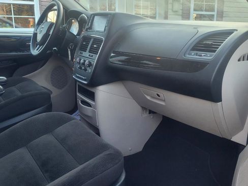 Used 2018 Dodge Grand Caravan SE w/ UConnect Hands-Free Group image 23
