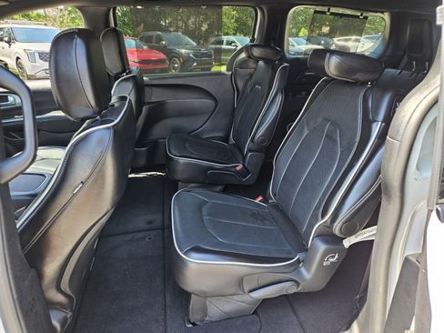 Used 2025 Chrysler Pacifica Limited FWD image 10