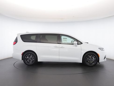 Used 2022 Chrysler Pacifica Touring-L w/ S Appearance Package image 39
