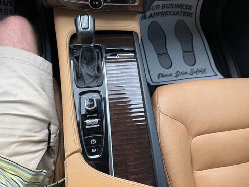 Used 2016 Volvo XC90 T6 Momentum w/ Momentum Plus Package image 16