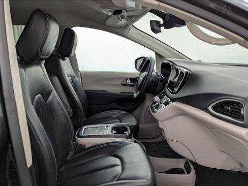 Used 2023 Chrysler Pacifica Touring-L FWD image 22