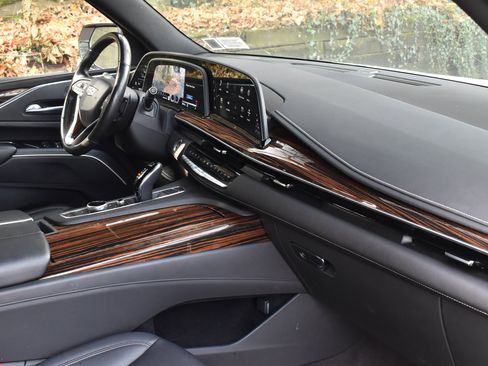 Used 2023 Cadillac Escalade ESV Luxury image 30