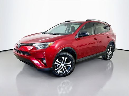 Used 2018 Toyota RAV4 LE image 3