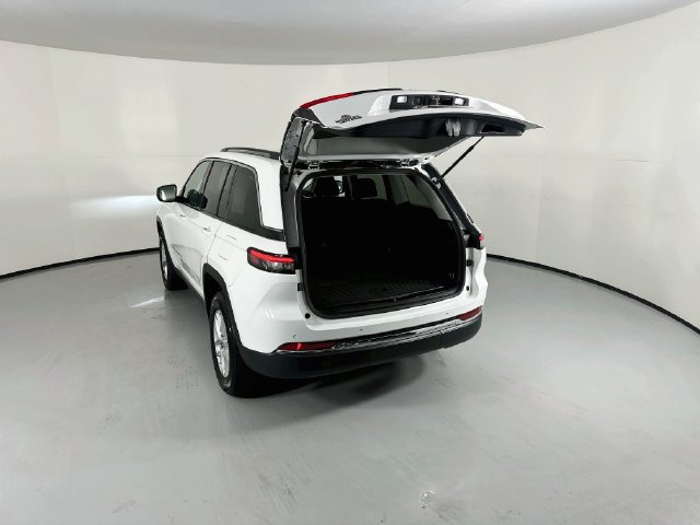 Used 2023 Jeep Grand Cherokee Laredo X AWD/4WD image 25