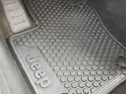 Used 2020 Jeep Renegade Latitude w/ Cold Weather Group image 18