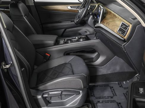 Used 2025 Volkswagen Atlas SE w/ Black Wheel Package image 45