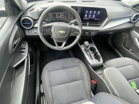 Used 2025 Chevrolet Trax LS image 11
