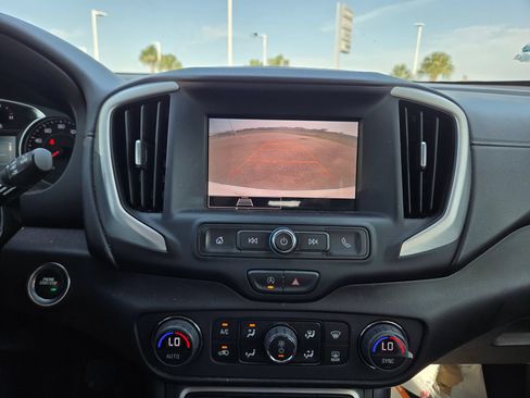 Used 2024 GMC Terrain SLE w/ Driver Convenience Package FWD image 9