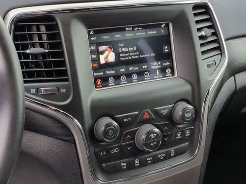 Used 2019 Jeep Grand Cherokee Laredo AWD/4WD image 26