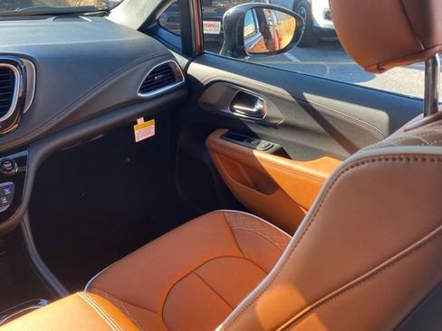 New 2026 Chrysler Pacifica Pinnacle image 40