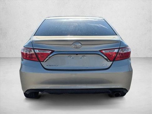 Used 2017 Toyota Camry SE image 3