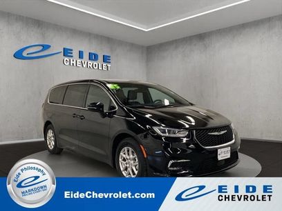 Used 2025 Chrysler Pacifica Select