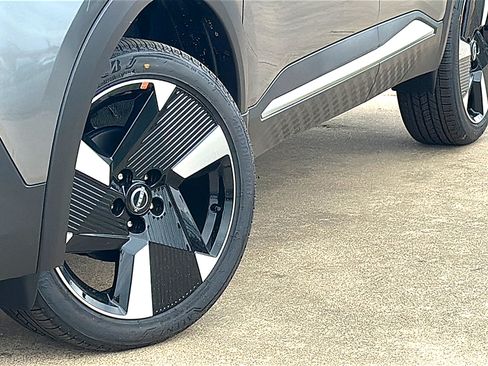 New 2026 Nissan Kicks SR w/ SR Premium Package FWD image 3