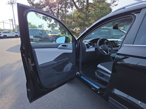 New 2026 Volkswagen Taos SE FWD image 11
