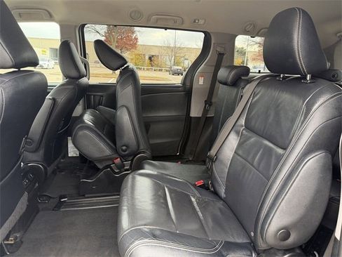 Used 2018 Toyota Sienna SE image 25
