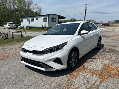 Used 2024 Kia Forte LXS image 3