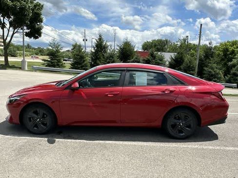 Used 2022 Hyundai Elantra SEL FWD image 2