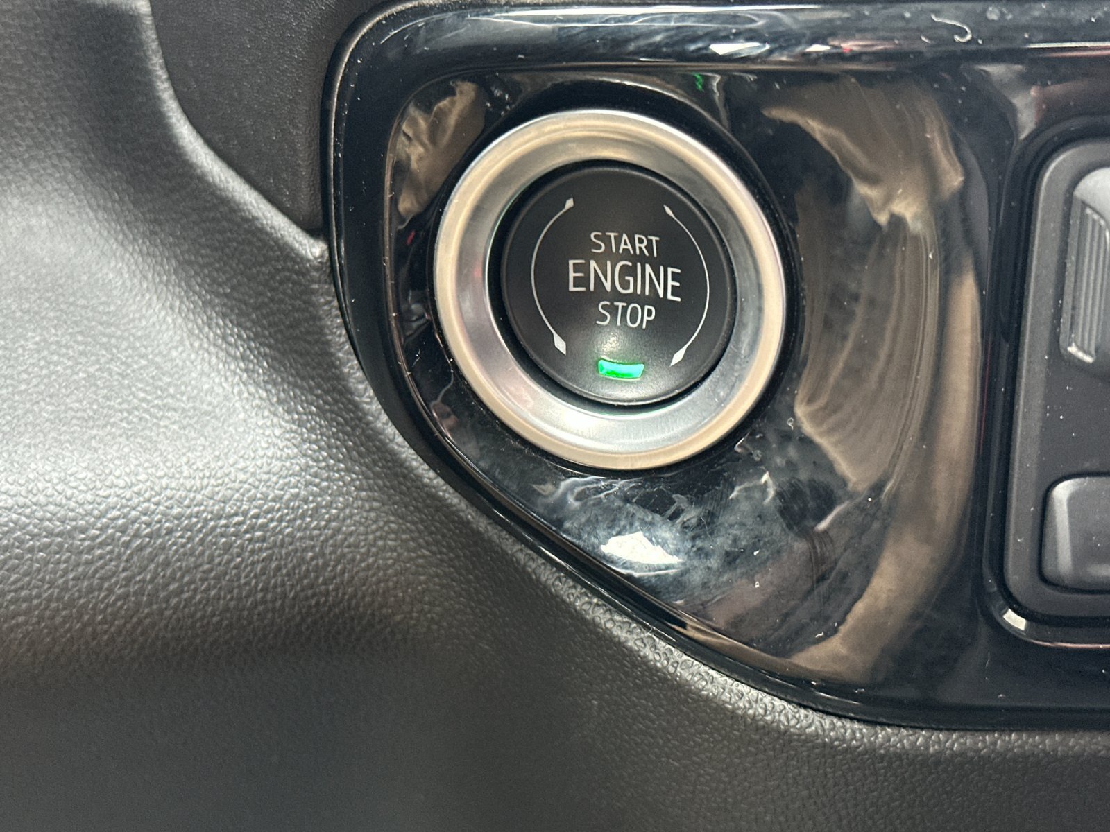 Used 2025 GMC Sierra 1500 SLT AWD/4WD image 24