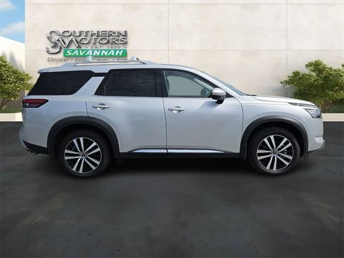 Used 2025 Nissan Pathfinder Platinum w/ Black Appearance Package FWD image 6