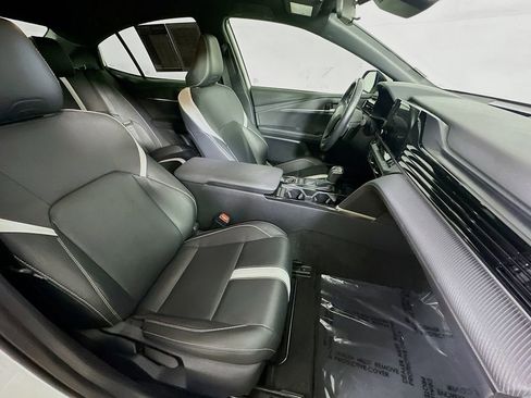 Used 2025 Toyota Camry SE image 12