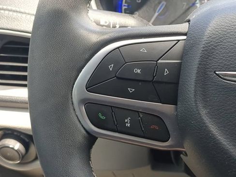 Used 2023 Chrysler Pacifica Touring-L FWD image 32
