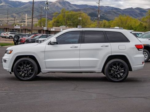 Used 2018 Jeep Grand Cherokee Altitude image 3