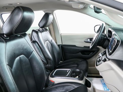 Used 2024 Chrysler Pacifica Touring-L FWD image 27
