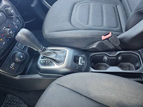 Used 2018 Jeep Renegade Latitude w/ Cold Weather Group AWD/4WD image 26