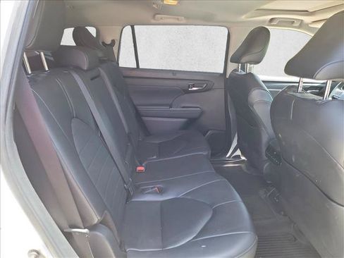 Used 2024 Toyota Highlander XLE FWD image 12