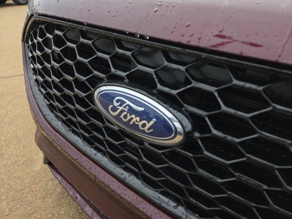 Used 2021 Ford Edge ST-Line w/ Class II Trailer Tow Package AWD/4WD image 2