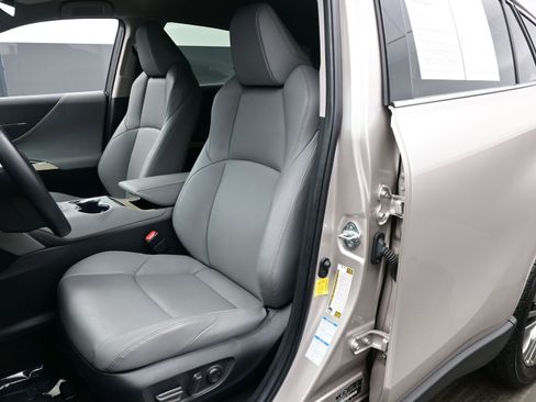 Used 2022 Toyota Venza XLE image 12