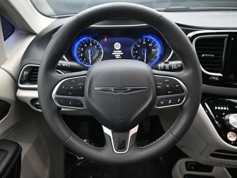 Used 2024 Chrysler Pacifica Touring-L FWD image 16