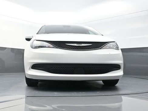 Used 2023 Chrysler Voyager LX image 32