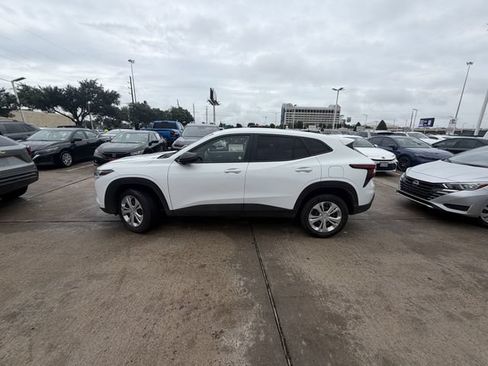 Used 2025 Chevrolet Trax LS FWD image 8