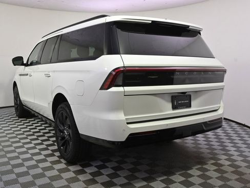 New 2026 Lincoln Navigator L Reserve w/ Jet Appearance Package AWD/4WD image 4