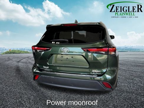 Used 2024 Toyota Highlander XLE AWD/4WD image 5