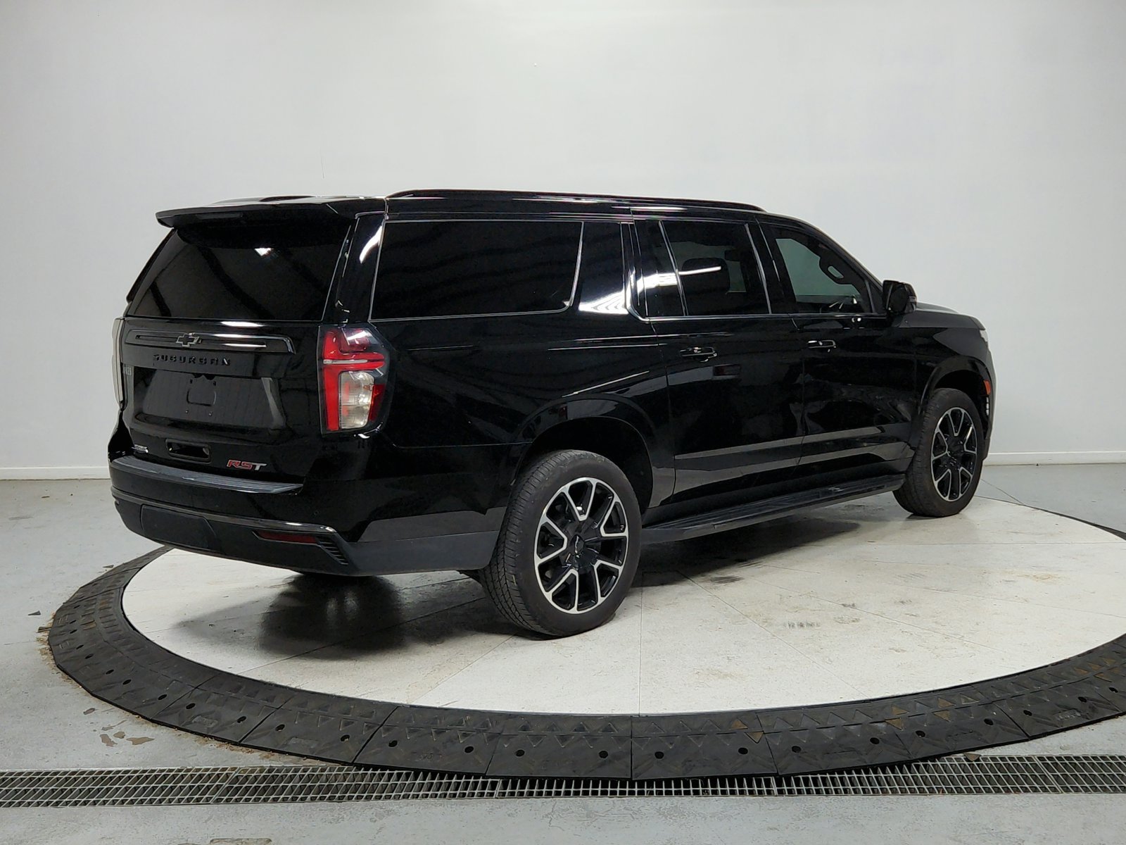 Used 2022 Chevrolet Suburban RST w/ Luxury Package RWD image 8