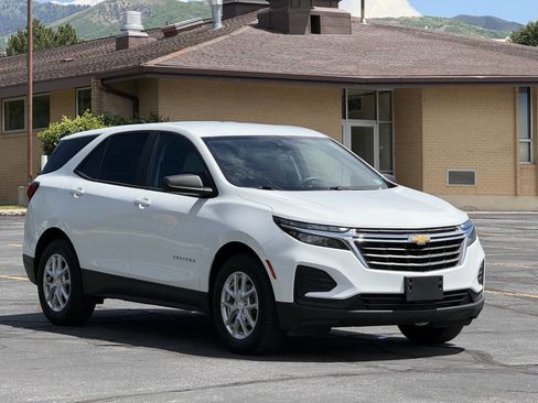 Used 2022 Chevrolet Equinox LS w/ LS Convenience Package AWD/4WD image 3