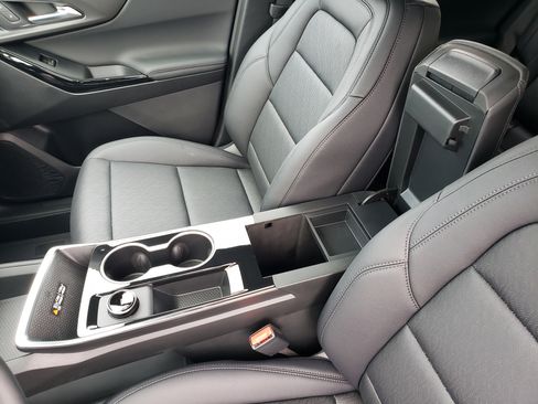 New 2026 Chevrolet Equinox LT w/ Convenience Package II FWD image 28