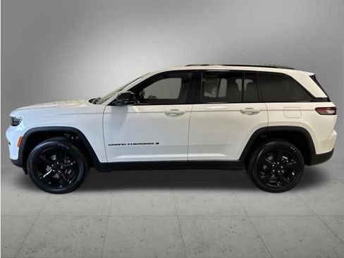 Used 2023 Jeep Grand Cherokee Altitude AWD/4WD image 2